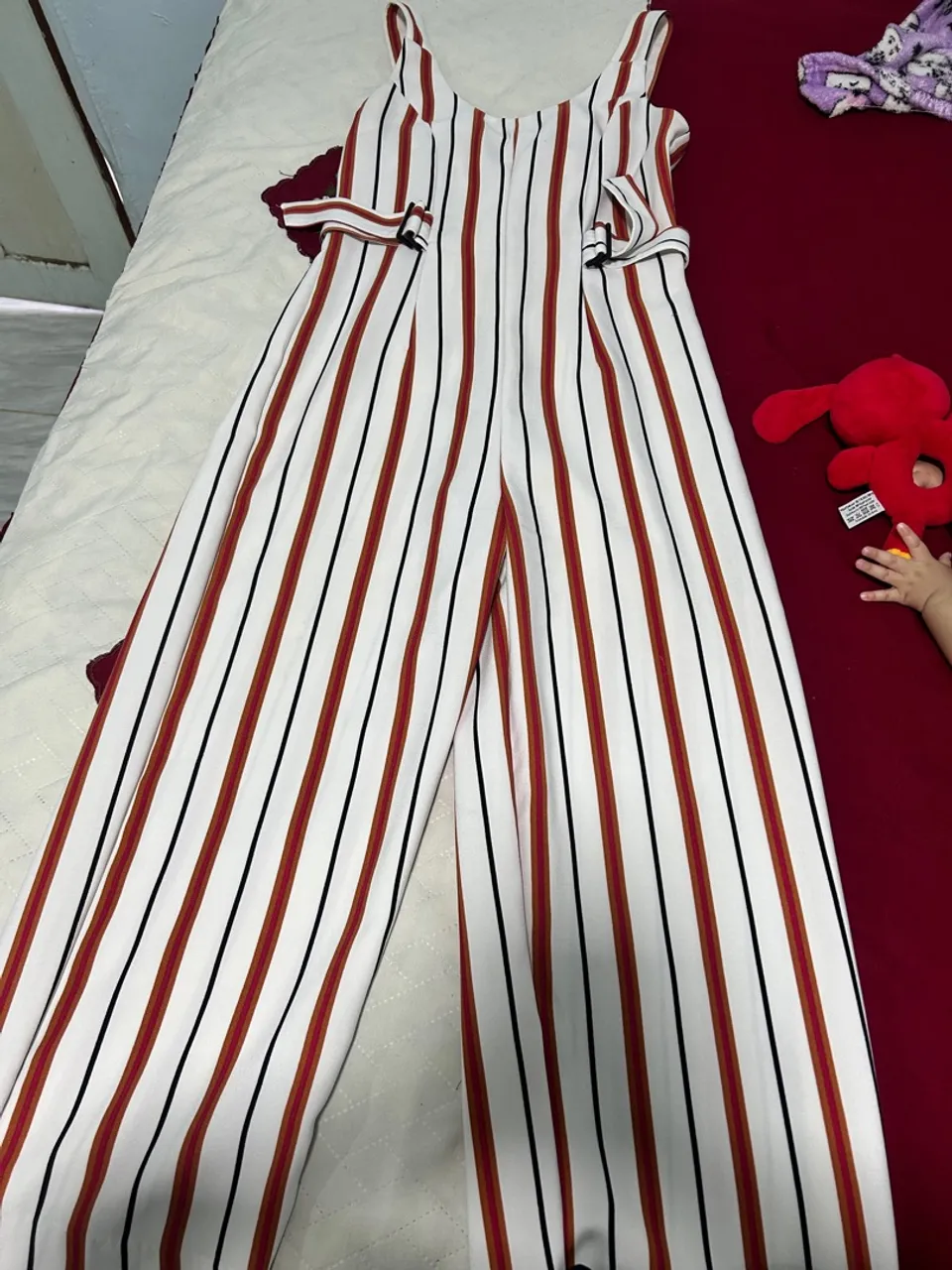 Macacão listrado branco e vermelho
