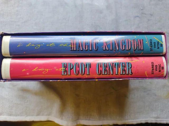 Disney Um dia em Magic Kingdom e Epicot Center Box  2 Fitas VHS Importado 1991 - Foto 2