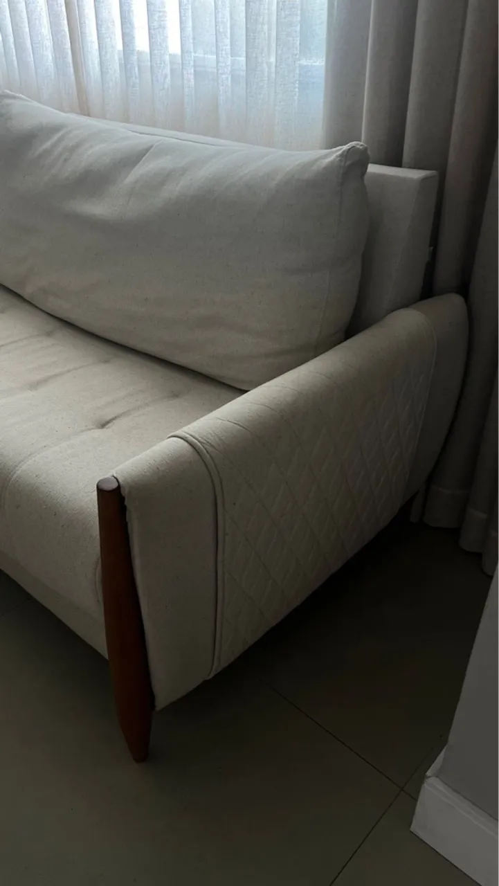 Sofá de 3 lugares com design moderno