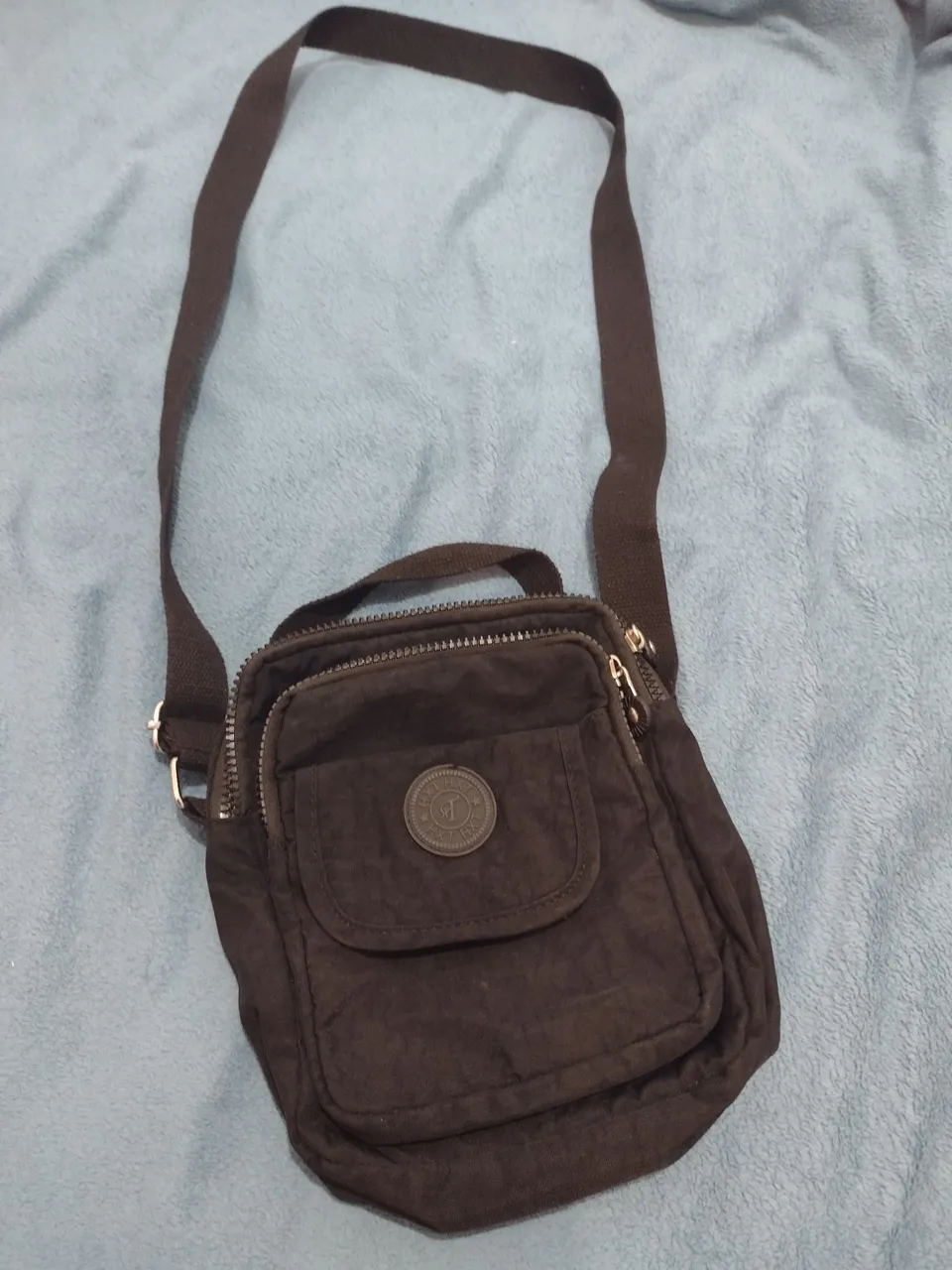 Bolsa transversal preta com design moderno