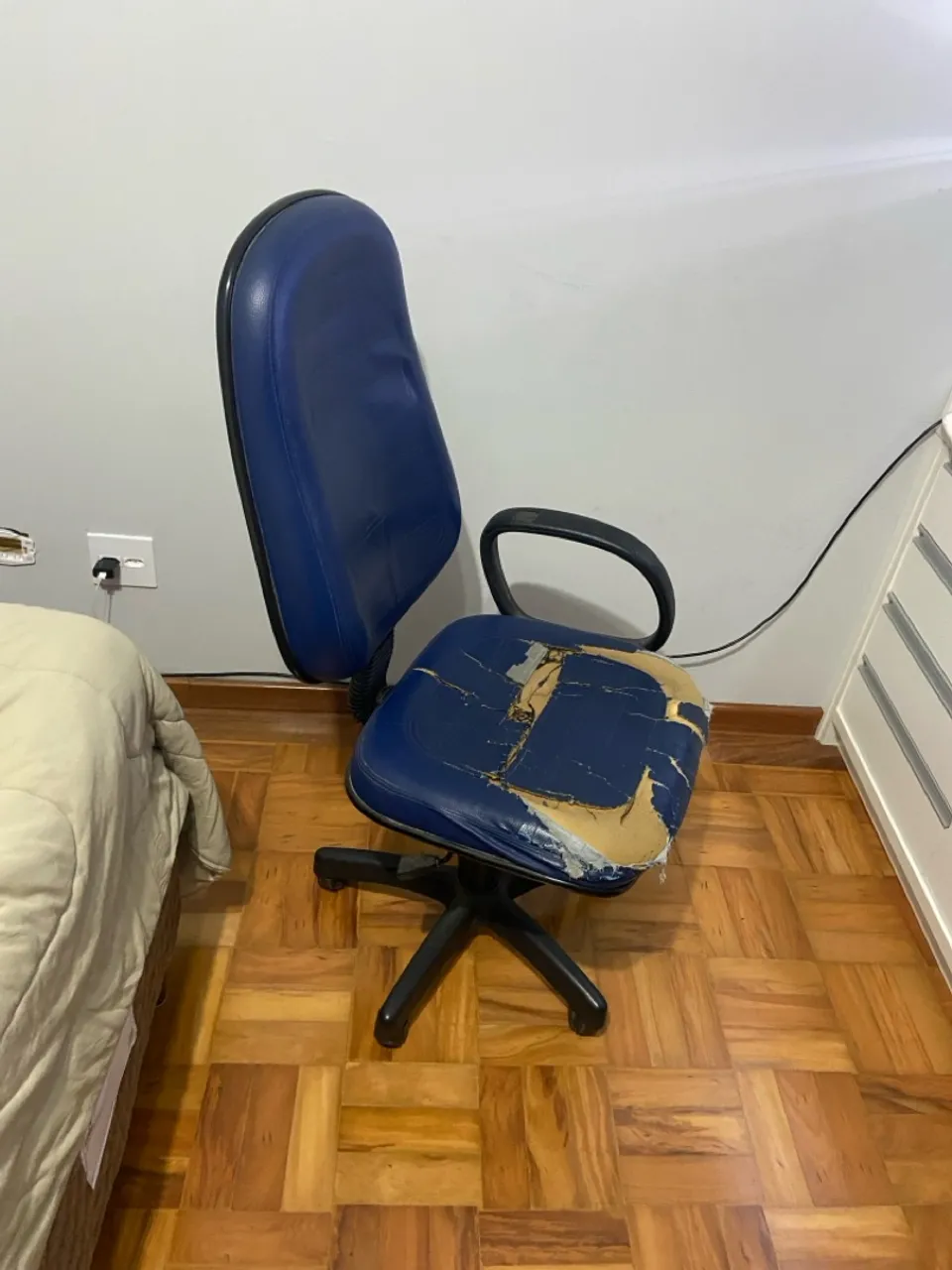 Cadeira de escritório azul com rodinhas