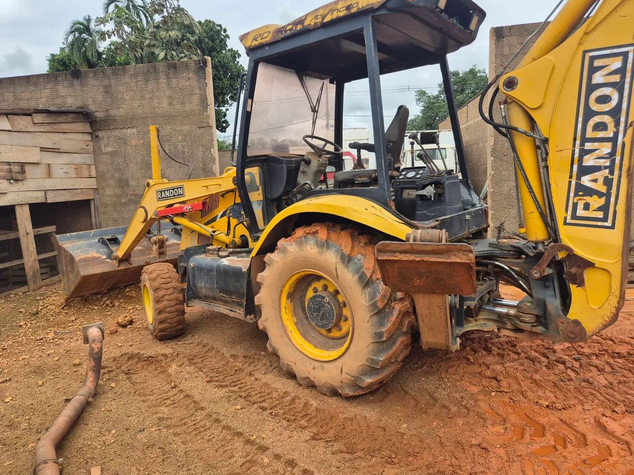 Retroescavadeira  Randon  2013
