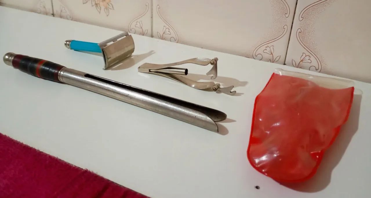 Kit Cabeleleiro Víntage Barbeador, Suporte P/ Bobs e Cílios - Usados - Foto 4