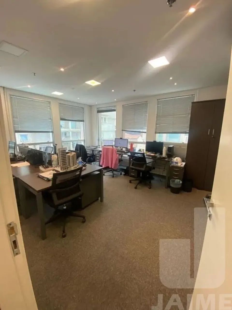 Conjunto comercial com 4 salas e 4 vagas - Foto 9