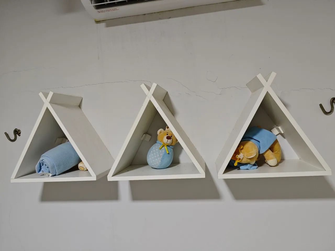 Nichos de madeira decorativos para parede de quarto infantil 