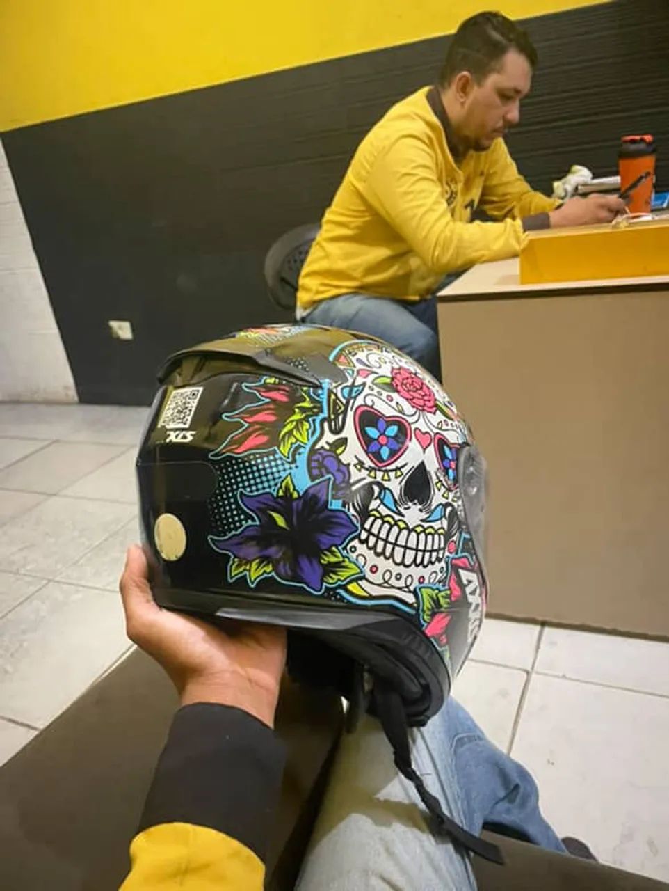 Capacete Axxis com design de caveira - Foto 4