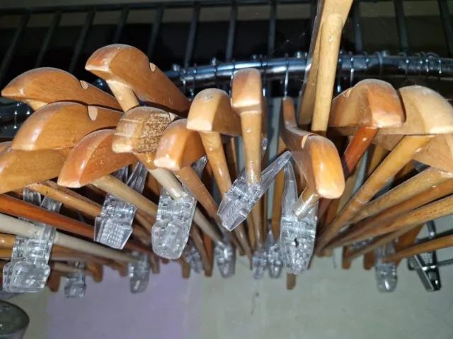 3 manequins de polietileno + 200 cabides de madeira - Foto 5