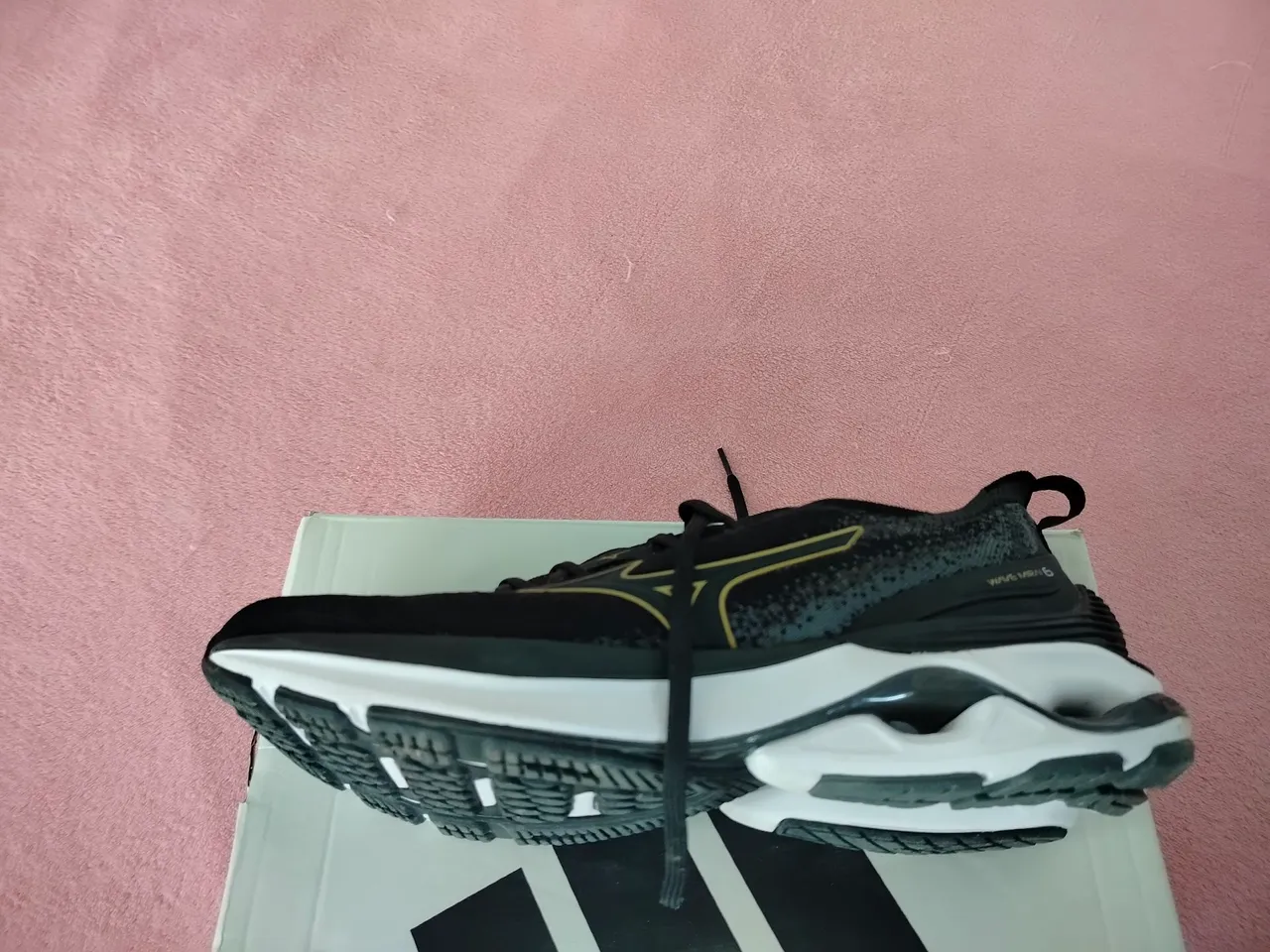Mizuno Wave Rider 26 - Preto com Detalhes original