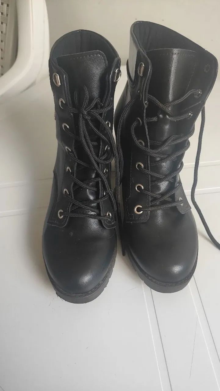 Botas pretas de cano curto