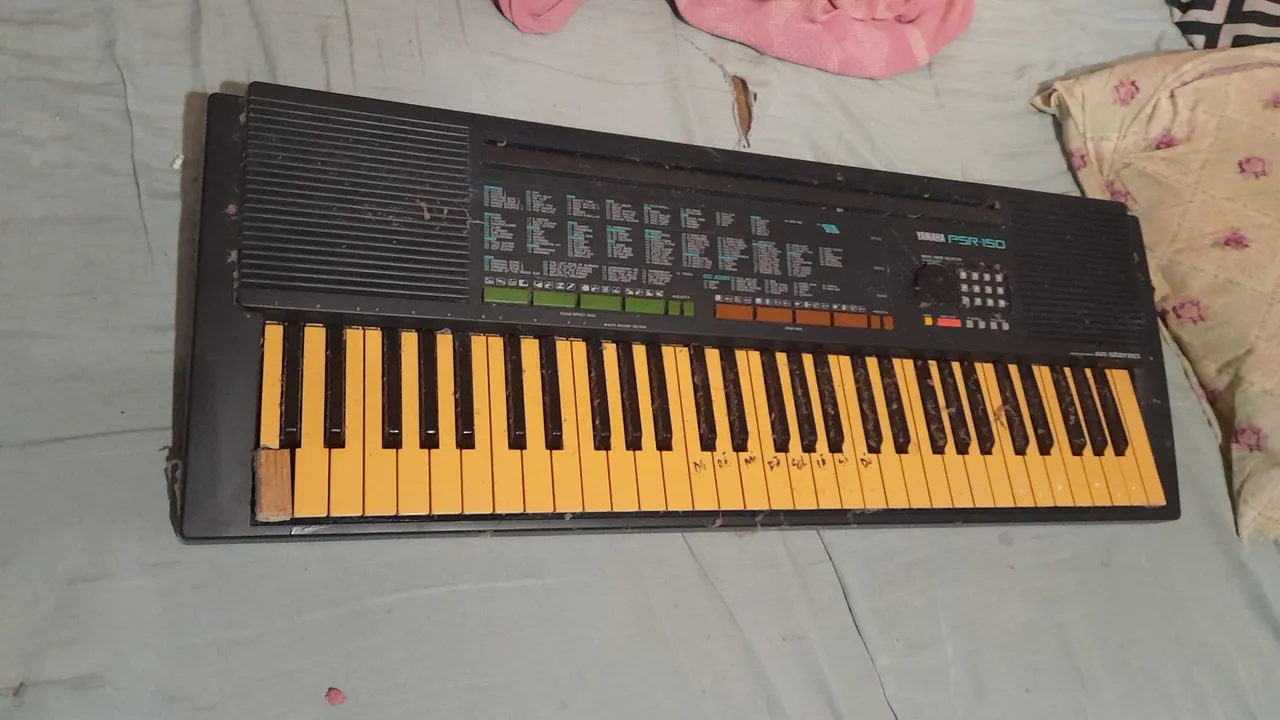 Teclado Yamaha PSR-150 inicialmente