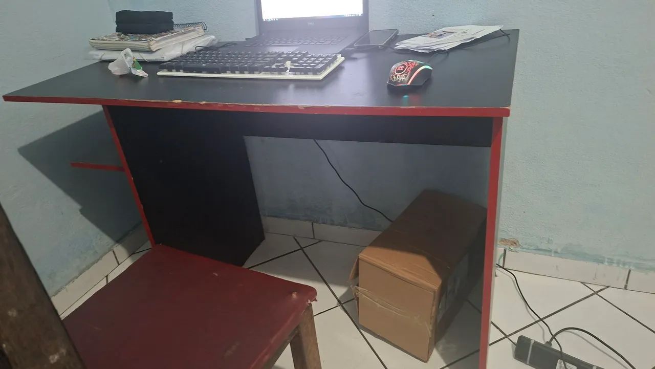 VENDO MESA GAMER (COM ALGUNS ARRANHADOS)
