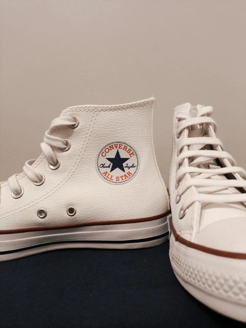 Converse Chuck Taylor All Star Cano Alto Branco de Couro Tam. 33 - Foto 2