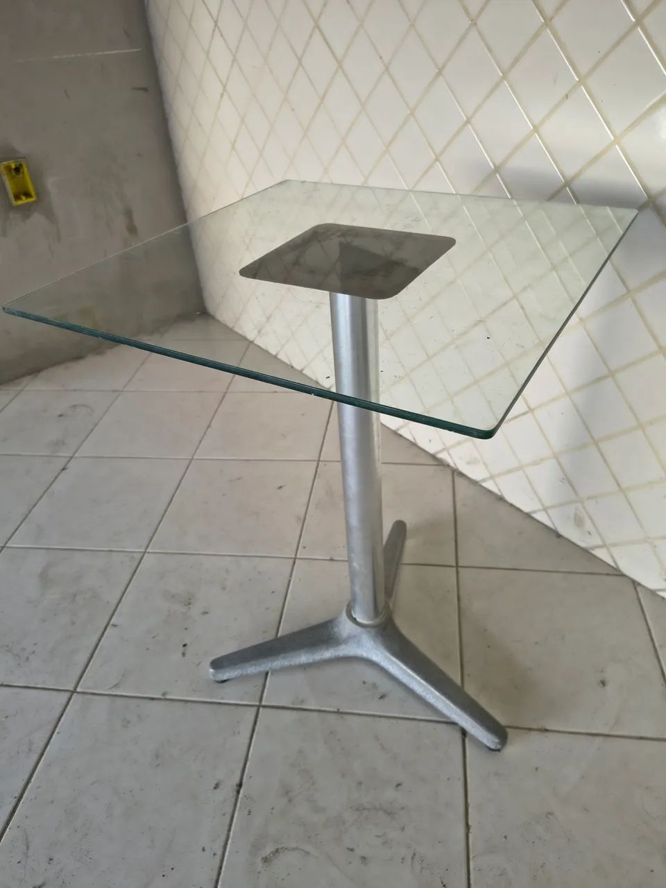 Mesa de vidro e base de alumínio  - Foto 2