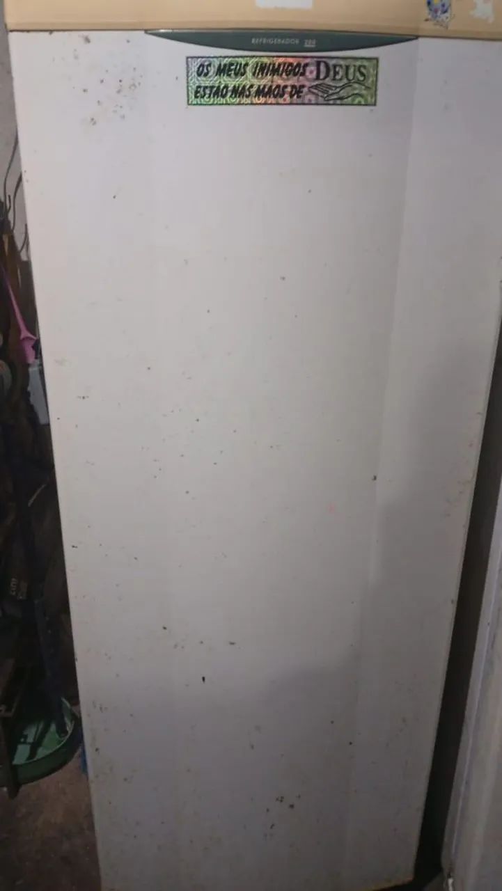 Vendo uma geladeira em ótimo estado, palito gela perfeitamente preço assecivo 