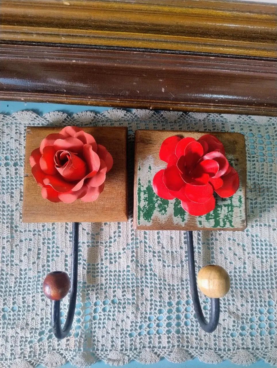 Cabideiros de madeira com flores de metal 