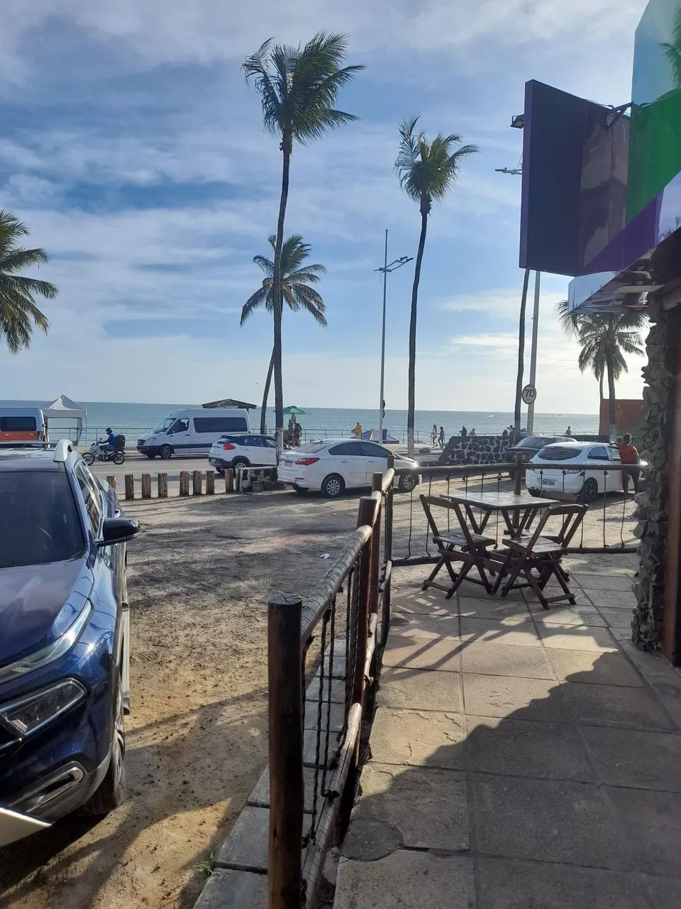 Loja comercial em frente à praia