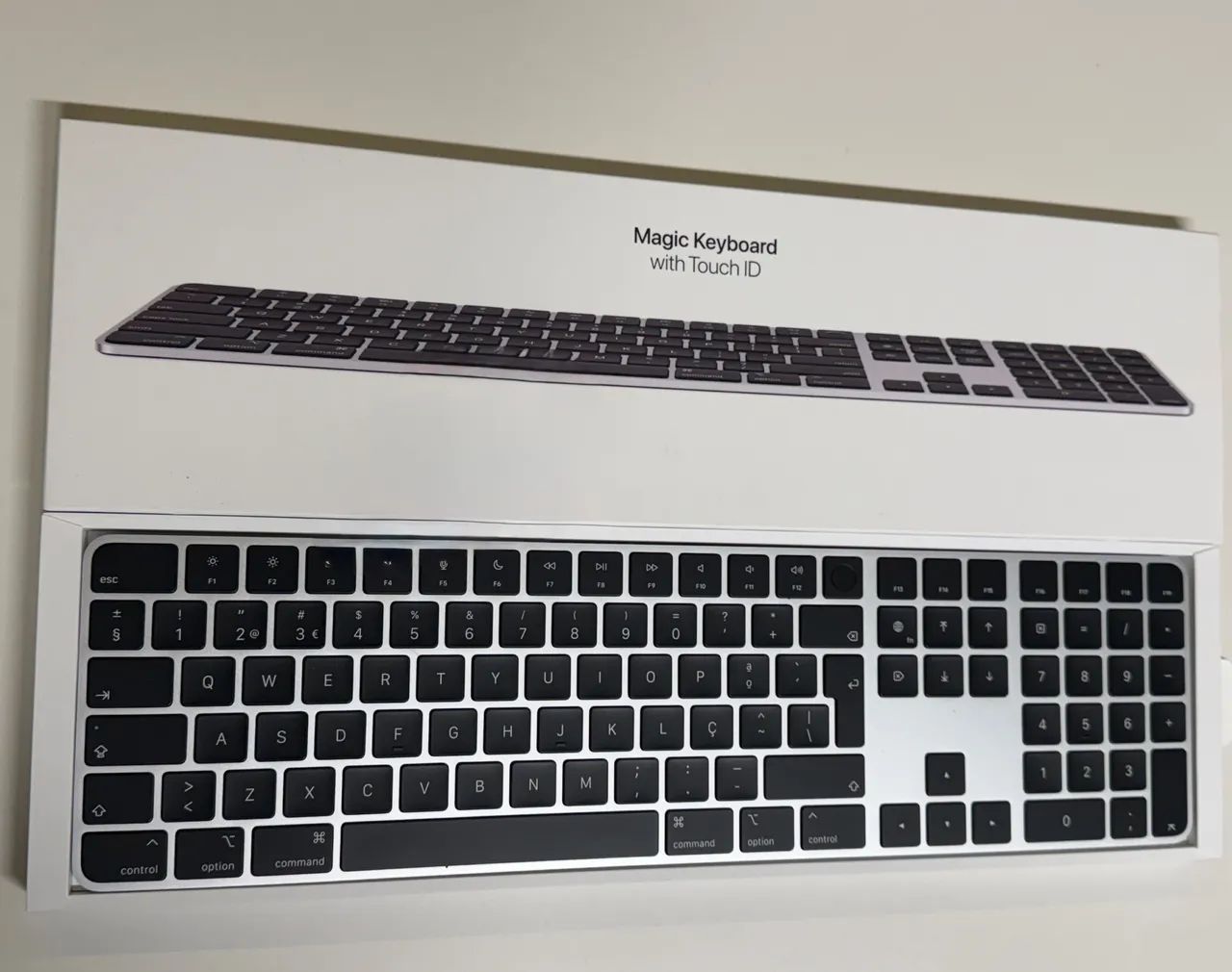 Magic Keyboard Apple com Touch ID e Teclado Numérico USB-C PT-BR para Mac