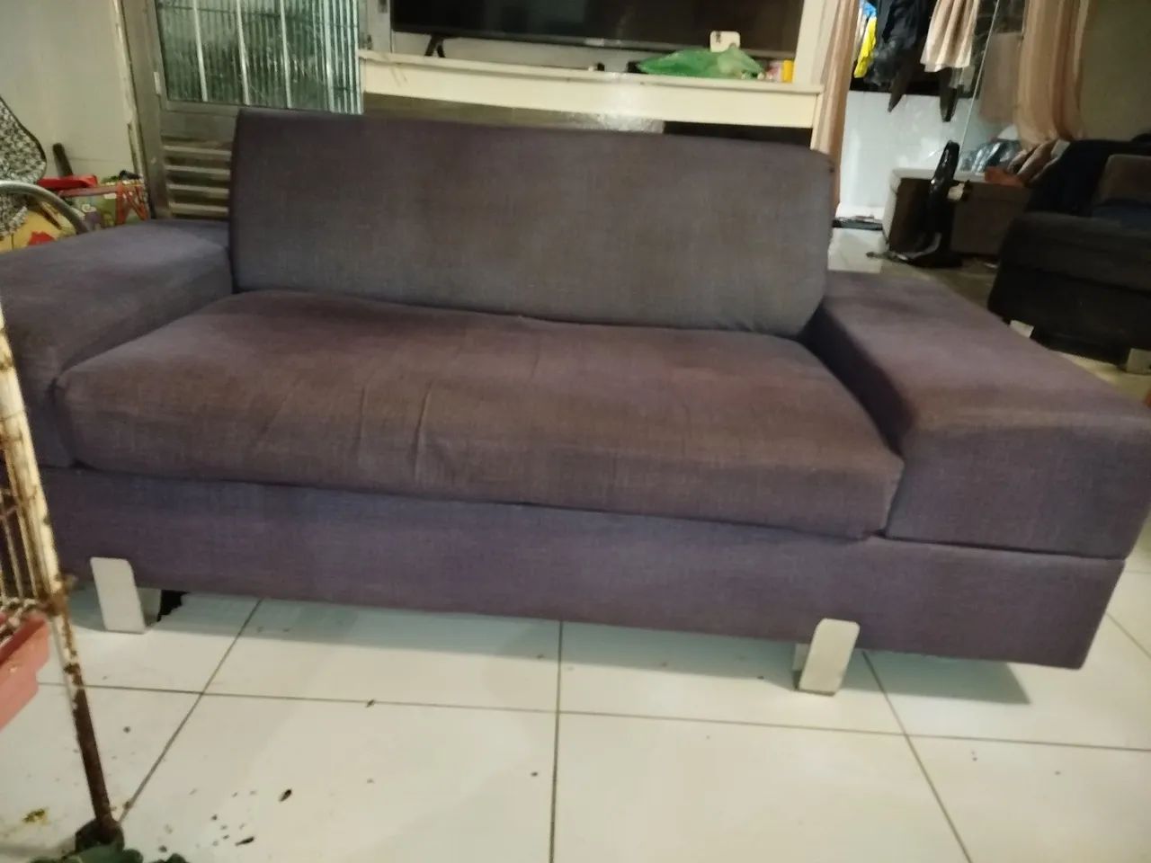 Sofá lindo todo bom confortável 3 lugares 