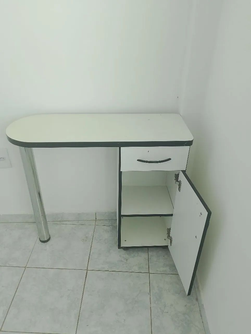 Mesa de manicure com armário e cadeira  - Foto 2