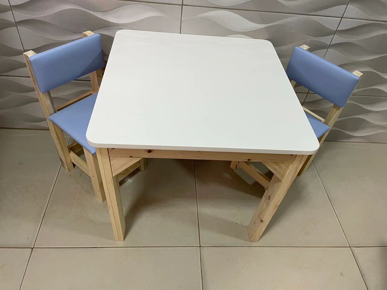 Mesa infantil mdf, com cadeiras estofadas  - Foto 2