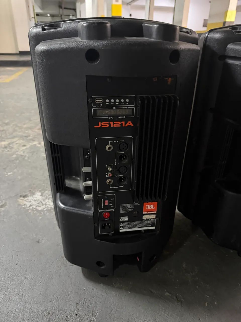Caixa JBL 121A