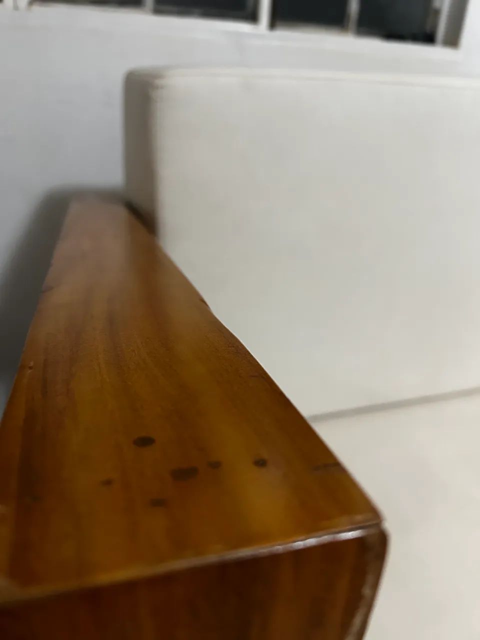     Poltrona Decorativa em Madeira Maciça com Estofado Branco  - Foto 2