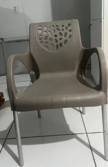 Cadeira de plástico com pés de alumínio - Foto 2