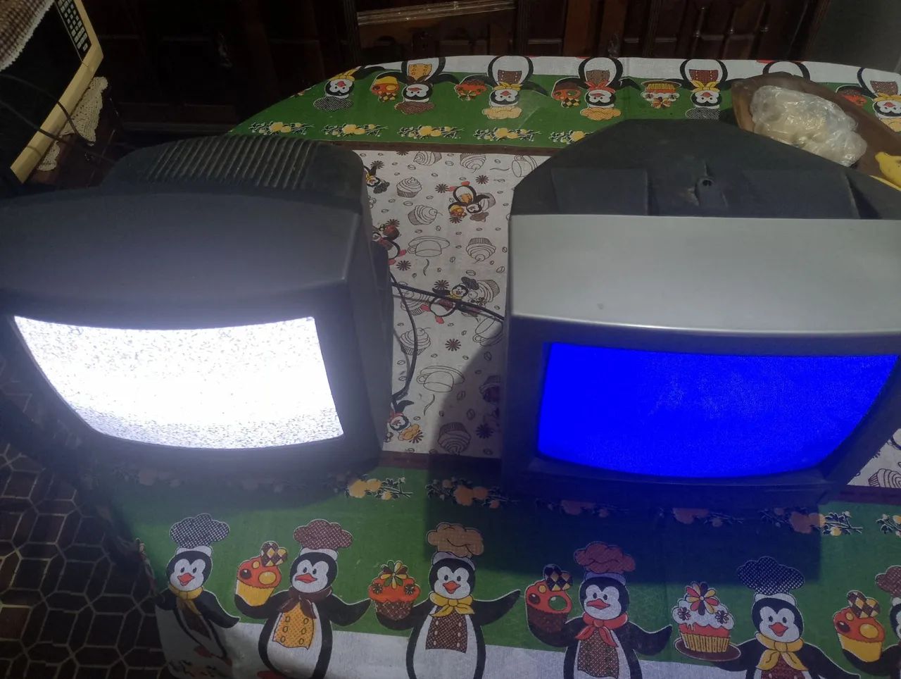 Duas TVs funcionando perfeitamente, sem controle, necessário usar conversor digital. - Foto 2