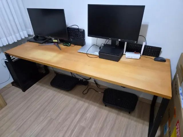 Mesa de escritório em madeira