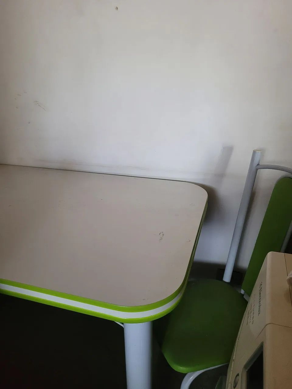 Mesa de Fórmica c 4 Cadeiras - Foto 2