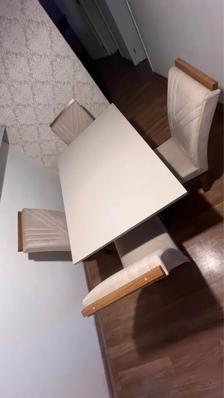 MESA COM 4 CADEIRAS 5 MESES DE USO 
