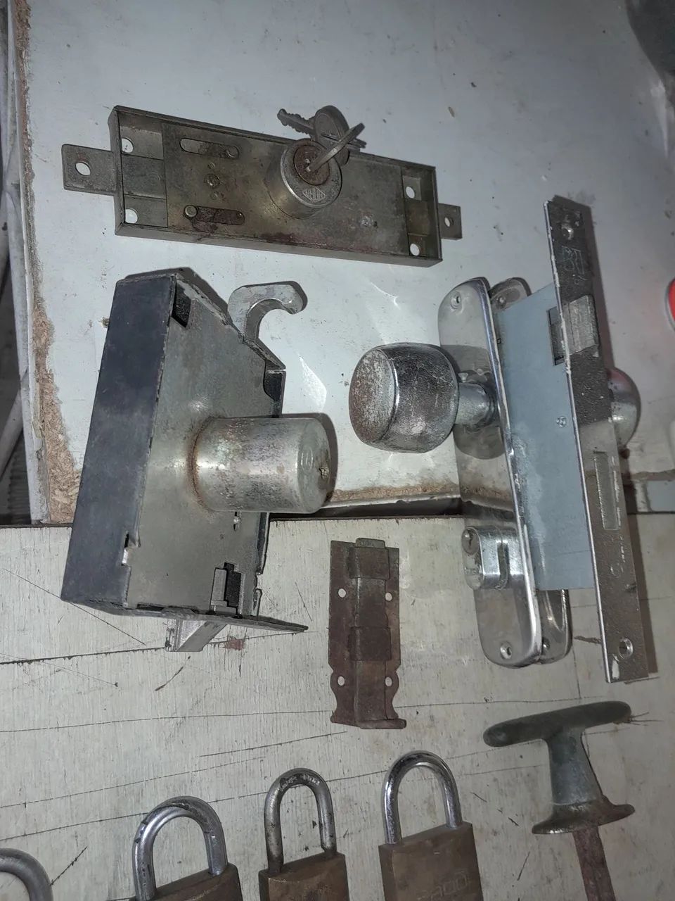 Lote com cadeados e fechaduras antigas  - Foto 5