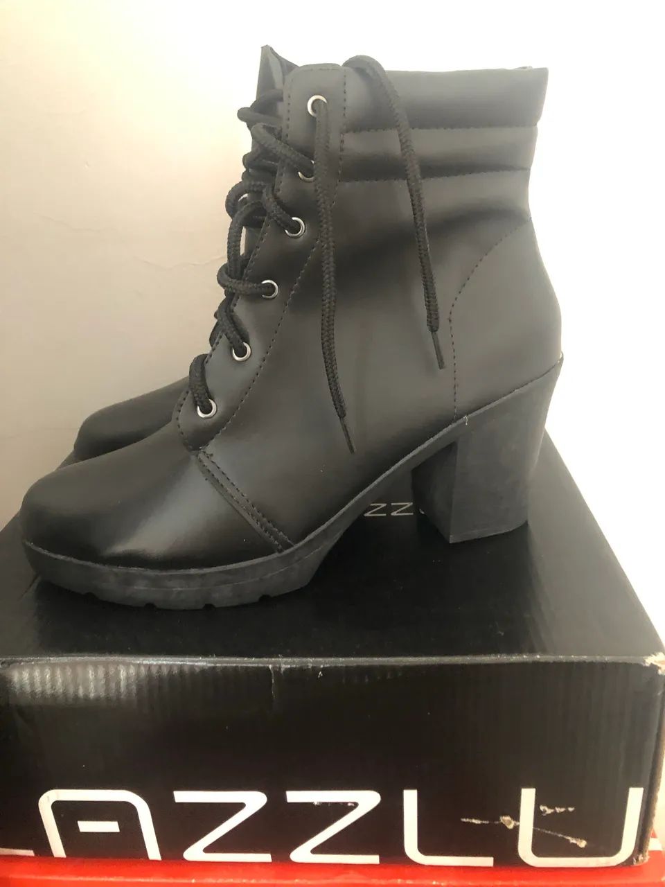 Bota novinha na caixa 