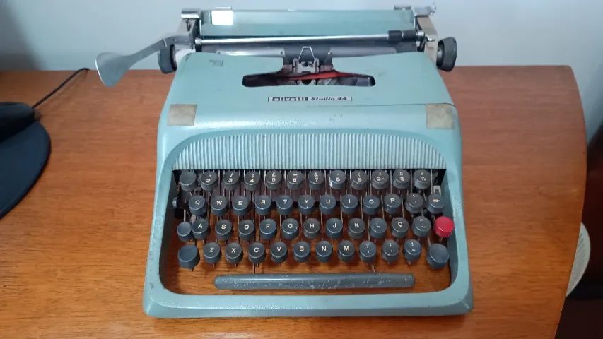 Máquina de escrever Olivetti Studio 44