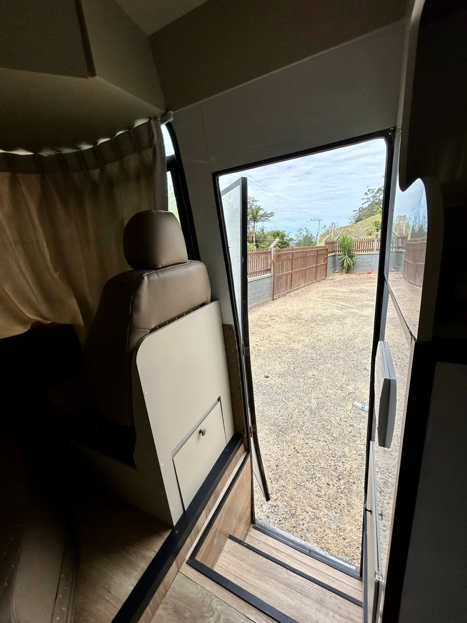 Vende-se Motorhome - Micro-ônibus 8-150 | Ano 2001 - Foto 3