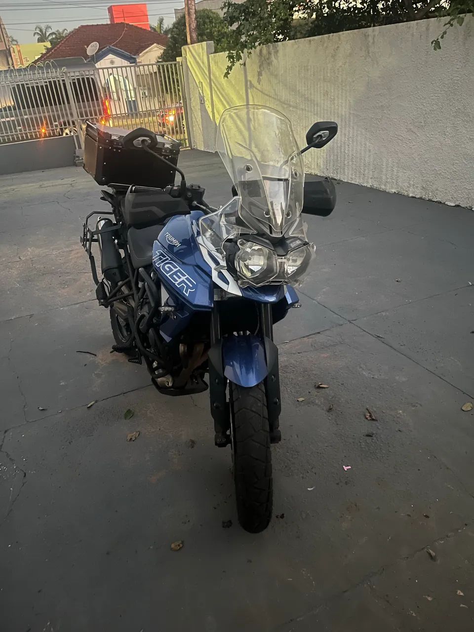 Tiger 800 com baú 20mil KM - Foto 3