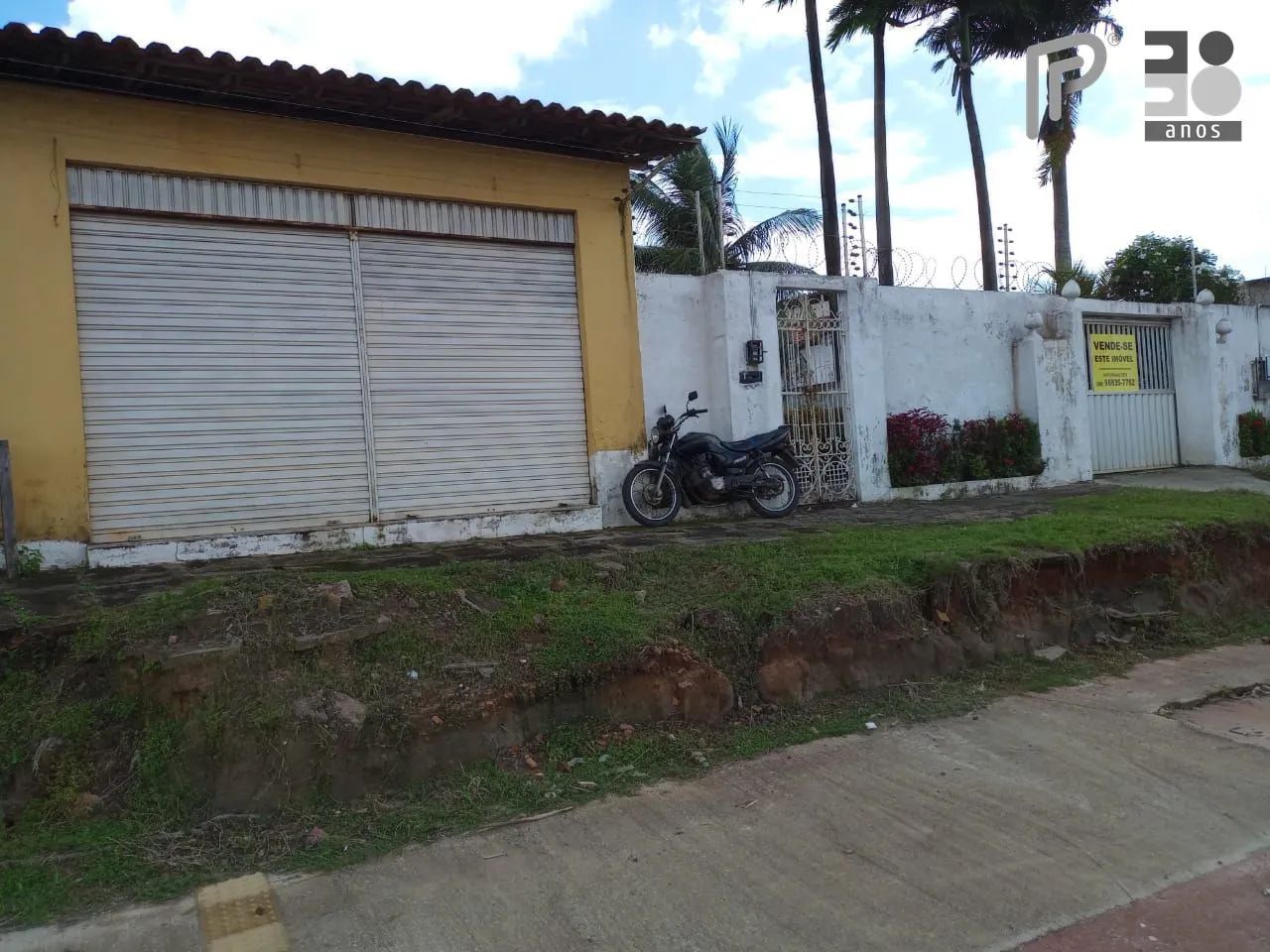 EXCELENTE CASA COMERCIAL DE ESQUINA PARA VENDA NO ARAÇAGY