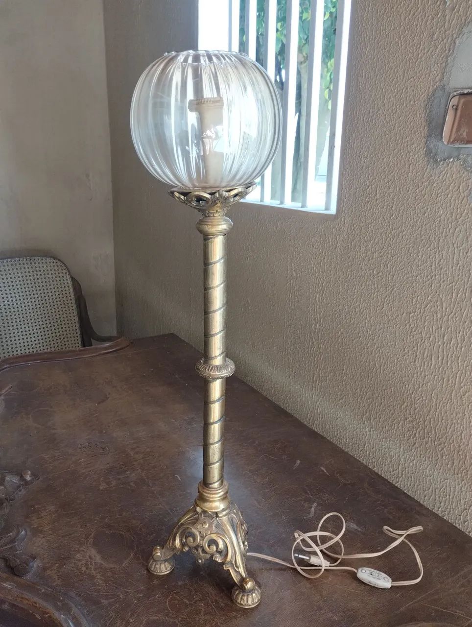 Um lustre de bronze  - Foto 5