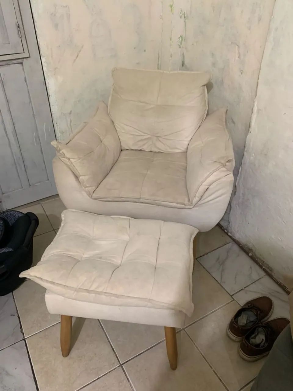 Poltrona de amamentação cor beje com apoio para os pés  - Foto 2