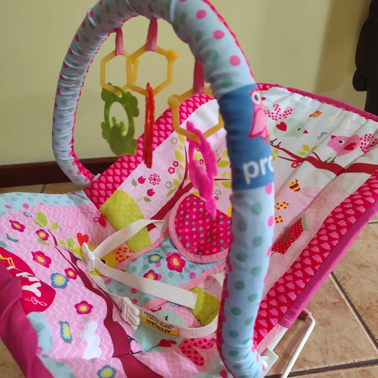 Cadeirinha De Descanso Bebê Protek Rosa Com Móbile - Perfeita! - Foto 4