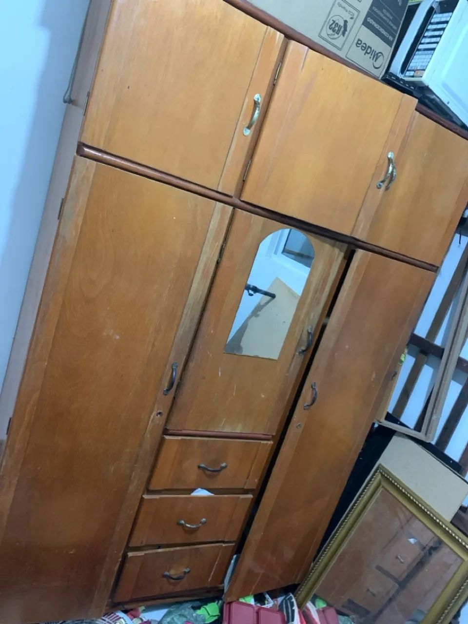 Guarda roupa de madeira maciça 