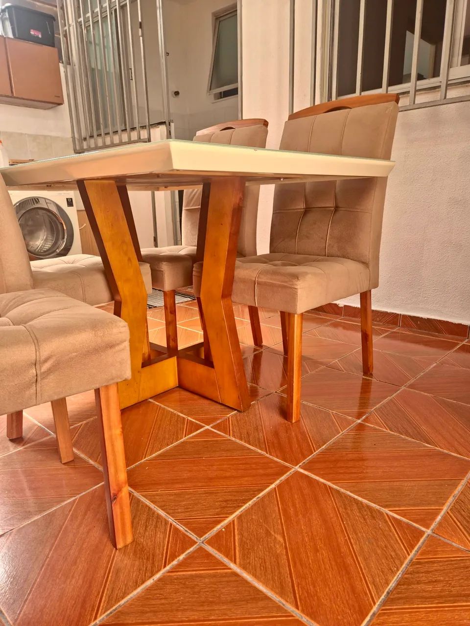 Mesa de Jantar 140x90 + 4 Cadeiras Estofadas | Madeira Laqueada e Vidro - Foto 4
