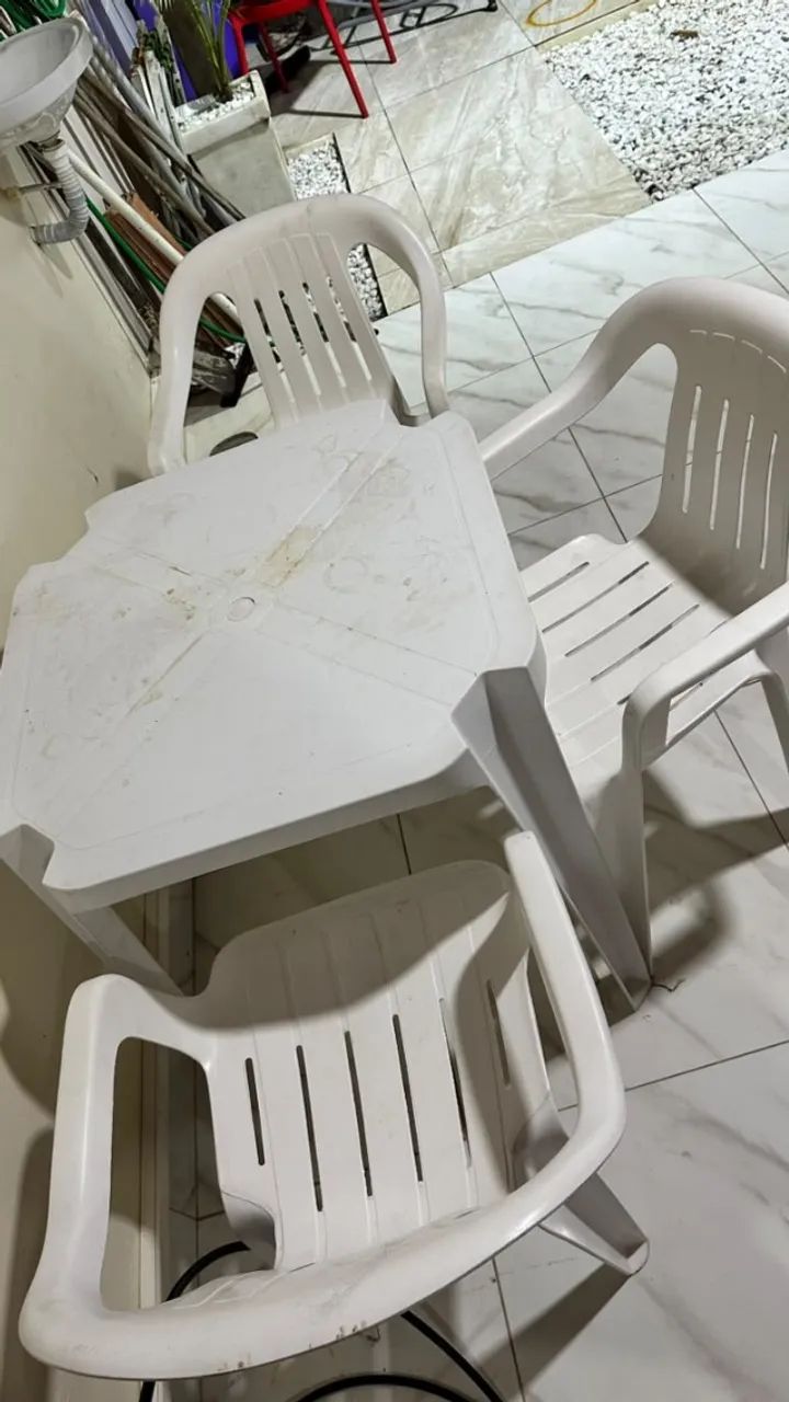 Mesa quadrada com 3 cadeiras de Plástico - Foto 3