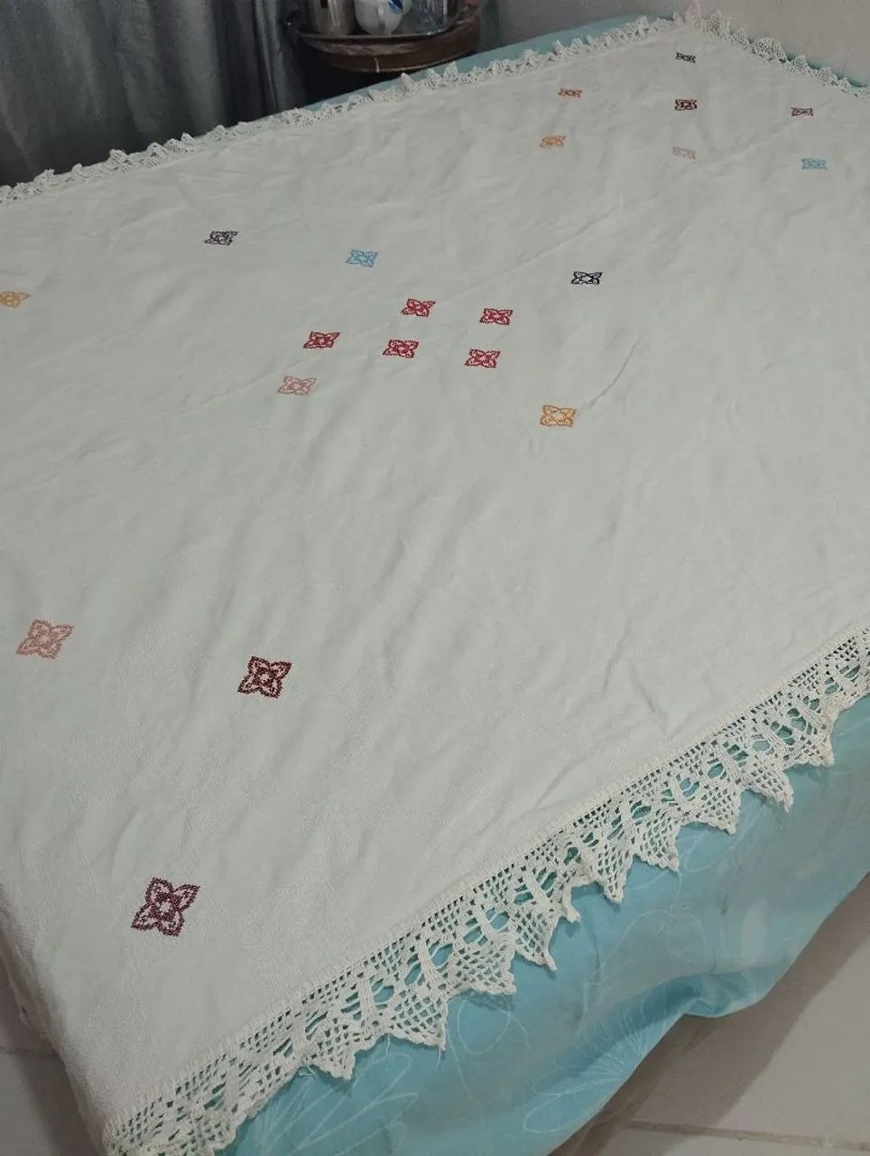 Toalha de mesa bordada e com bico de crochê ( 2,20/160).
