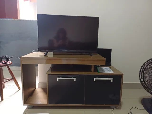 Rack para TV Amadeirado com Portas Pretas e Nicho