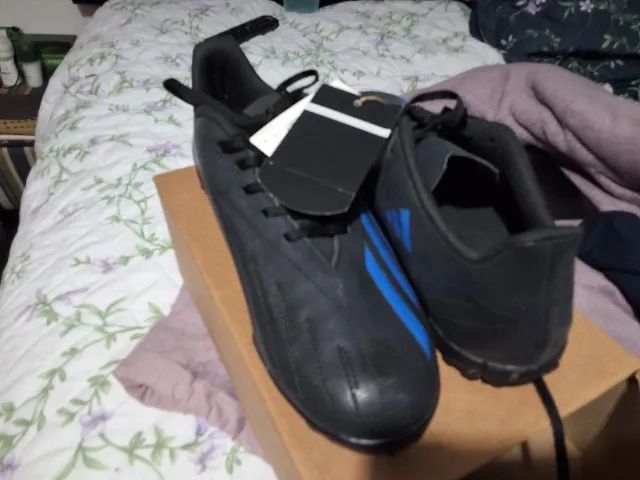 Chutera adidas preta e azul sem nunca ter usado