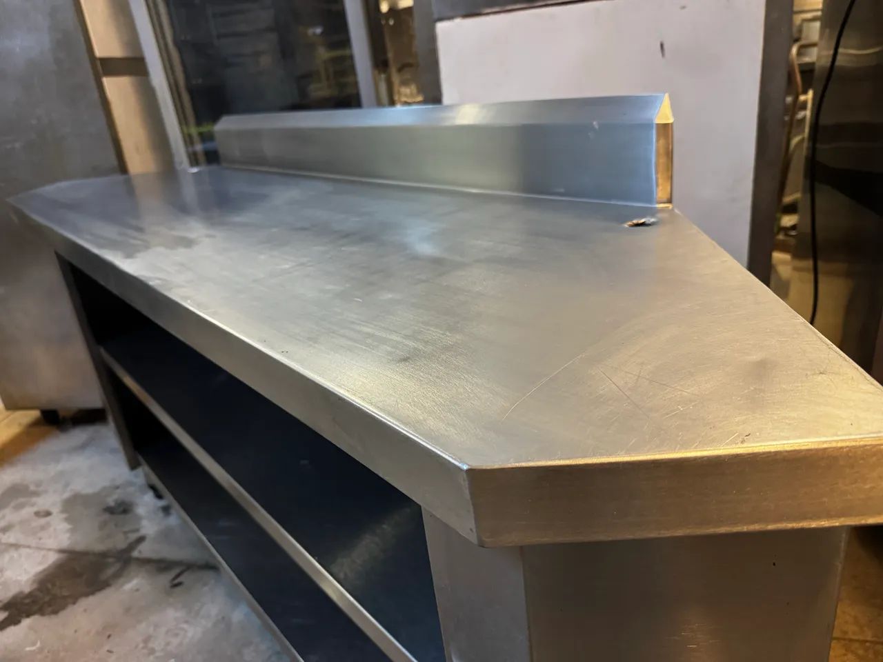 Bancada em inox Trapezoidal com Prateleiras  - Foto 5