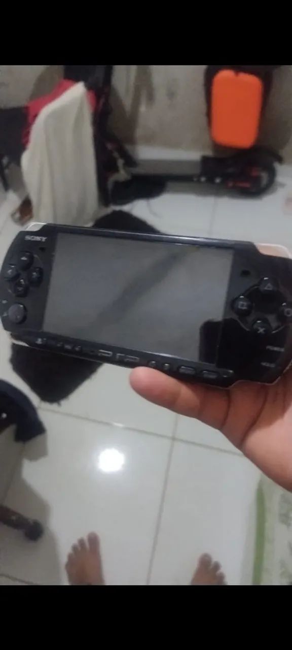 PSP 3001 desbloqueado e um UMD de need for speed.