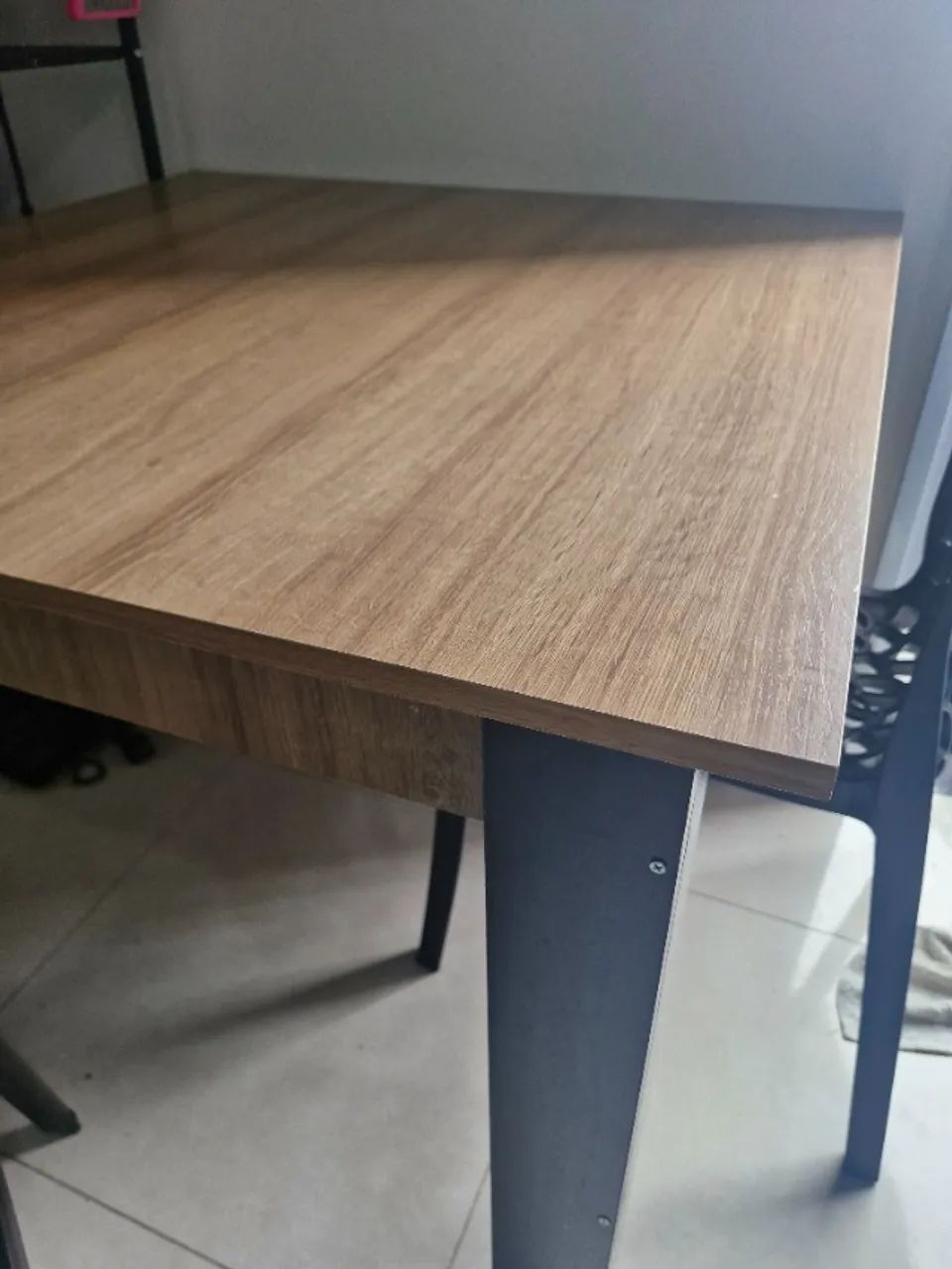 Mesa de jantar 4 lugares quadrada 90x90 com 2 cadeiras 