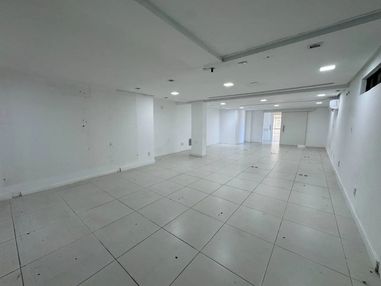 Ponto Comercial 256m²  Costa Azul | Pavimento Térreo - Foto 2